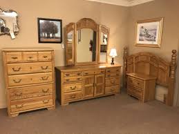 Home square contemporary 3 piece bedroom set with two nightstands and 8 drawer double dresser in oak and white gloss. Queen Broyhill Oak Bedroom Set Delmarva Furniture Consignment