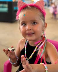 Es lo más lindo que verán hoy 😍😍😍😍. Mía en su presentación de navidad,  vio a su mamá en el público y se emocionó. Pensamos que se iba a bajar del  escenario