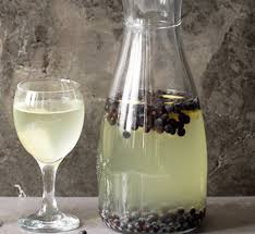 Bobice kleke spaljivane su tokom epidemija još u antičkoj grčkoj, a ta praksa je kasnije nastavljena u francuskoj. Bobice Kleke Regulisu Secer Magicno Bilje