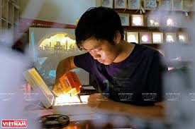 Theo cổng thông tin bộ công an, ngày 15.6.2021, cơ quan cảnh sát điều tra bộ công an đã ra quyết định khởi tố vụ án, khởi tố bị can đối với ông nguyễn duy linh. Tháº¯p Sang Ky á»©c Báº±ng Ä'en Giáº¥y Nghá» Thuáº­t Kirigami Bao áº£nh Viá»t Nam