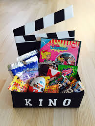 Kinogutschein In Einer Schachtel Als Geschenk Kino Gutschein Geschenke Geschenkkartons Geschenkideen