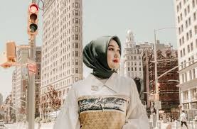Dian pelangi menciptakan diversifikasi label, mulai dari tenun pelangi, batik pelangi, baju pengantin dalam label. 5 Desainer Muslim Indonesia Yang Karyanya Go International Matamata Com