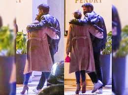 Son inseparables y les ve genial. Jennifer Lopez And Ben Affleck Walk The Streets Of Los Angeles Together Archyworldys