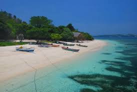 Terdapat sebuah makam keramat, dapur serta meriam peninggalan jepang pada perang dunia ii. Suguhan Panorama Epic Dan Vip Dari Pantai Batu Putih Bitung Destinasi Travel Indonesia
