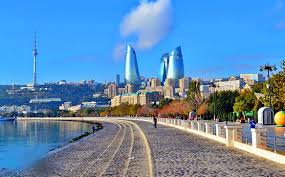 Die drei glitzernden flame towers (flammentürme) von baku zeigen das moderne flair der hauptstadt baku. Aserbaidschan Baku Boulevard Tourwix