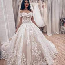 Tutti i modelli infatti mirano a sconvolgere una volta scelto uno degli abiti da sposa principessa 2020 che fa per te, non ti manca che andare alla ricerca anche degli accessori giusti per. Abito Da Sposa Romantico In Pizzo Stile Principessa Outlet Sposi