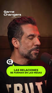 @lifestartsat.50 lo aprendió desde niño: “Las grandes relaciones se forman  en las mesas.” 🍷 Ahí, entre risas, historias y copas de vino, conoció a  leyendas como Francis Ford Coppola, Bono y Mike ...