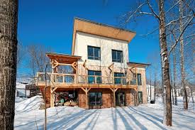 Les Grands Froids De Janvier Et Les Canicules D Aout N Inquietent Pas Marilou Asselin Et Etienne Vigneron Dans Leur Maison Solaire House Styles Mansions Cabin