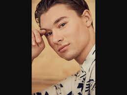 An Insightful And Fun Chat With Phillip Lewitski From Hulus Utopia Falls -  So Many Shows!