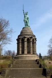 Hermannsdenkmal Kolossalstatue Des Arminius In Der Nahe Von Hiddesen Sudwestlich Von Detmold In Nordrhein Westfalen Im Su Statuen Monument Deutschland Kultur