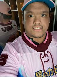 They may pose wit u but the jersey still showing 😂😂😂