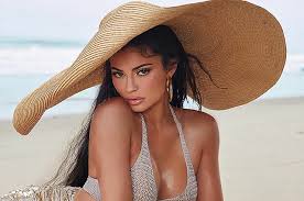 Kylie jenner ditched her extensions and her short hair looks. Kylie Jenner Presented The Summer Collection Of Cosmetics Of Her Brand Wirewag
