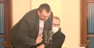 Poslanec lubomír volný na otázku, zda porušuje jednací řád poslanecké sněmovny, odpovídá: Neco Takoveho Tenhle Sal Nezazil Poslanec Volny Vyvolal Potycku Ve Snemovne Denik N
