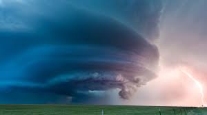 A tornado is a violently rotating column of air that is in contact with the base of a cumulonimbus cloud (or occasionally, a cumulus cloud) and the earth's surface. Bis Zu 60 Gefahrliche Tornados Pro Jahr Deutschland Liegt Auf Europas Tornado Alley The Weather Channel Artikel Von The Weather Channel Weather Com