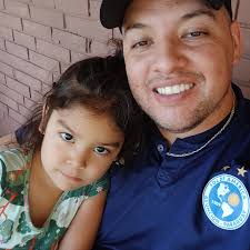 Hoy quiero decir que en ocasiones por cosas de la vida dejamos de lado  muchas cosas importantes como la familia y nos excusamos con que no hay  tiempo, estoy cansado y demás..