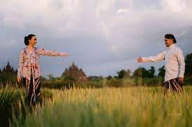 Prewedding jawa traditional ngawi youtube 22 01 2019 gelar foto prewedding di tengah sawah vicky shu terlihat cantik pakai busana adat jawa duration 3 00 tahi lalat 15 869 views. 10 Potret Prewedding Karina Nadila Dengan Baju Adat Ayu Banget