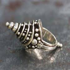 Bague Chapeau Pointu Argent Par Pascaline Guerin Exclusivement Chez L Atelier Bijoux Inhabituelle Bague Bijoux Tribaux