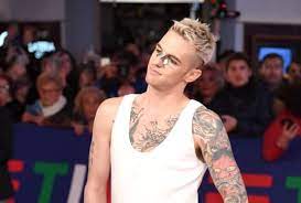 Da una parte c'è achille lauro con la sua attuale fidanzata, dall'altra invece raffaella fico col ricchissimo imprenditore. Sanero Achille Lauro Fidanzato Chi E La Sua Dolce Meta
