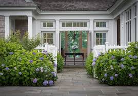 Martha S Vineyard Shingle Cottage With Coastal Interiors Home Bunch An Interior Design Luxury Homes Blog Shingle House House Exterior Breezeway