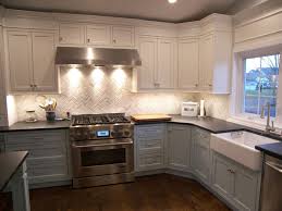 The antique white color creates not only warm but also inviting impression, which is also a characteristic of the traditional style. Great Northern Cabinetry Kitchens By Savina