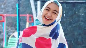 Berita selebriti detik detik hijab ria ricis ditarik orang tak dikenal hingga lepas, adik oki setiana dewi ini syok! Ria Ricis Ungkap Alasan Dirinya Berhijab Ramadan Liputan6 Com