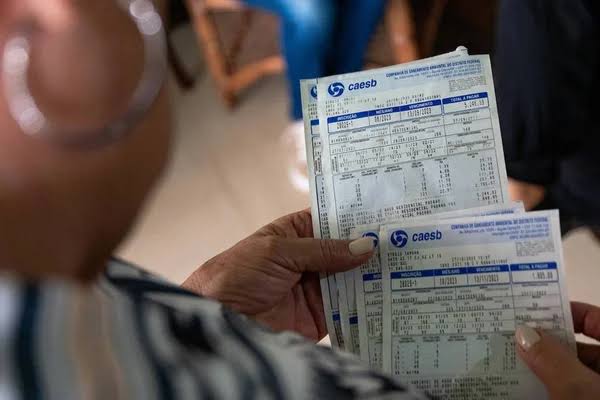 Conta de água chega a R$ 13 mil e moradores do Lago Sul reclamam