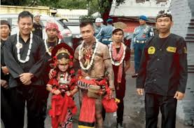 18.01.2022 · putri raja airlangga menolak menggantikan posisi ayahnya sebagai raja.ia menolak menjadi raja dan memilih hidup sebagai petapa bernama dewi kili suci. Panglima Jilah Saat Di Cirebon Pemimpin Besar Pasukan Merah Itu Sampaikan Pesan Persatuan Laman 2 Dari 3 Radarcirebon Com