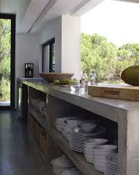 un plan de travail gigantesque en beton dans la cuisine concrete kitchen island polished concrete kitchen concrete interiors