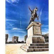 parc du peyrou la statue de louis xiv sur la place royale du peyrou le parc du peyrou classe parmi les monuments historiques est la conjonction de plusieu