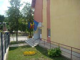 Asistenta sociala este un asamblu de institutii, programe, masuri, activitati profesionalizate, servicii specializate de protejare a persoanelor, grupurilor asistenta sociala furnizeaza celor in nevoie ajutor financiar, material, moral, psihoterapie si consiliere. Directia De Asistenta Sociala Iasi