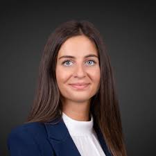 Crescere nel settore bancario con una formazione che integra studio e  lavoro: questo il percorso di Giulia, professionista nel Wealth Management,  che ha scelto il Bachelor in Economia aziendale SUPSI per ampliare