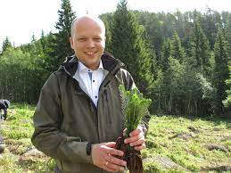 He is an mp for hedmark since 2005, leader of the centre party since 2014, and he served as minister of agriculture and food from 2012 to 2013, all of which he achieved before the age of 36. Trygve Slagsvold Vedum Wikipedia