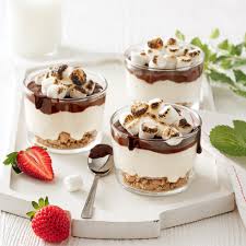 Faites chauffer la lame d'un long couteau et parez les 4 côtés de la buche pour laisser apparaitre les couches de chocolat et de biscuits. Petits Pots De S Mores Sans Cuisson Je Cuisine
