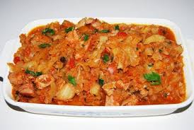 Cand afumatura este aproape fiarta adaugam telina data pe razatoare,varza taiata , legumele calite si zaravatul. Varza Calita Cu Afumatura Jamila