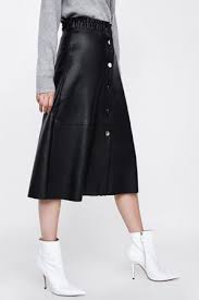 On peut décider d'opter pour une jupe mi longue en simili cuir et enfiler une veste cintrée pour un look ultra. Mi Longue Jupes En Cuir Femme De Couleur Noir Fashiola Fr Comparez Et Achetez