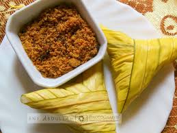Hi #ibucantikluarbiasa semua~ harini cik pia nak kongsikan resepi serunding halia turun temurun cik pia. Ketupat Palas Dan Serunding Ikan