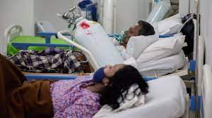 Foto orang sakit dirawat di rumah sakit. Covid Di Indonesia Igd Dan Icu Sejumlah Rumah Sakit Penuh Pasien Dirawat Di Tenda Kondisinya Darurat Mirip Perang Bbc News Indonesia