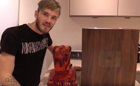 The subreddit full of 19y/o fans of pewdiepie aka felix kjellberg. Youtube Sends Pewdiepie Custom Ruby Play Button To Commemorate 50 Million Subscribers