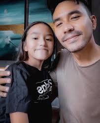 10 Momen Darius Sinathrya Momong Anak, Daddy Idaman!