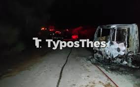 Ξερά χόρτα και δέντρα καίει η πυρκαγιά που ξέσπασε στις 10 το βράδυ στη νέα ευκαρπία θεσσαλονίκης, στην περιοχή του παλιού λατομείου, πάνω από την περιφερειακή οδό. E0yheup7melozm