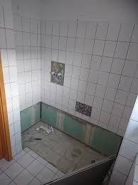 In nur wenigen stunden nachdem ausbau der alten wanne ist der badewannen tausch perfekt und an dem ehemaligen platz der alten badewanne steht eine neue dusche mit. Badumbau Wanne Raus Und Dusche Konzept Fliesen Heider Facebook