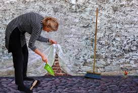 Angeleitet von der bosnischen weberin und künstlerin ifeta wird in der ersten festivalwoche mit hilfe von münchner*innen ein teppich (ćilim) angefertigt. Unter Den Teppich Kehren Foto Bild Street Surreal Wand Bilder Auf Fotocommunity