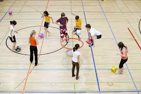 Je nach alter werden verschiedene methoden angeboten, die spielerisch die motorik und selbsterfahrung fördern, soziale kontakte ermöglichen und der prävention von bewegungsarmut dienen sollen. Die Besten Spiele Im Kinderturnen Kubler Sport Magazin