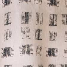 Quand la cour avance masquée. Gardinenstoff Fenetre Sur Cour Maison Levy Motiv Leinen Bedruckt