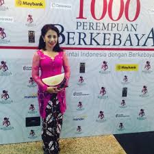 Sambil mengenakan kebaya para kartini menyemprotkan disinfektan, rabu, 21 april 2021. 7r7whufvomj Lm