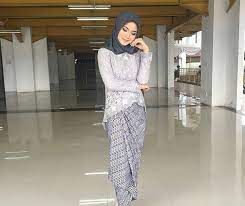 Tapi perlu kamu ketahui bahwa tidak semua fashion modern saja yang sedang trend. 17 Konsep Kebaya Perpisahan Sekolah Hijab 2021
