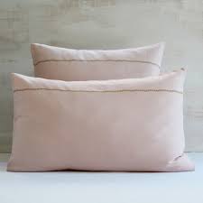 Une fois que vous aurez essayé le lin vous ne pourrez plus vous en passer. Taie D Oreiller Brodee En Metis Coloris Rose Blush