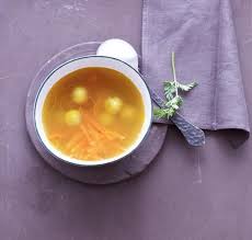 Klare Mohrensuppe Mit Basilikum Rezept Essen Und Trinken Mohren Suppe Lebensmittel Essen Mohrensuppe