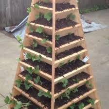 Creez Une Jardiniere Pyramide En Seulement 30 Minutes A La Mano Serre Bricolage Serre Faite Maison Serre Arriere Cour