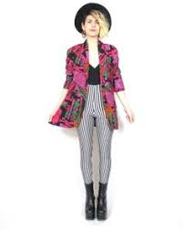 Tak hanya tenun, motif lurik juga mampu memberi kesan tersendiri ketika ditabrakkan dengan sesama motif lurik, maupun dengan tenun. 54 Blazer Batik Ideas Batik Batik Fashion Batik Dress